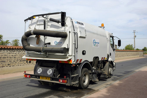 Balayeuse en action sur la voie publique